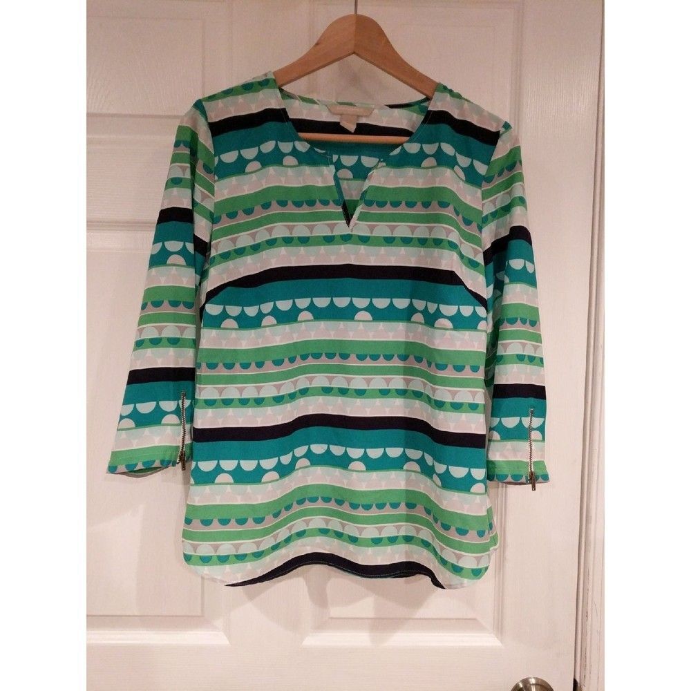 Banana Republic 3/4 sleeve v-neck‎ with z